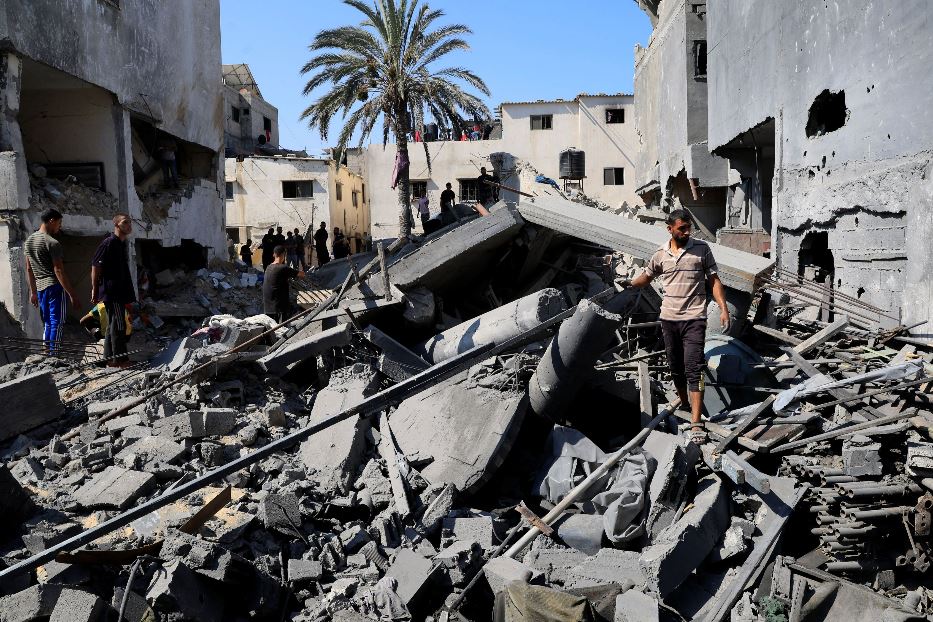 I palestinesi camminano tra le macerie di Gaza city