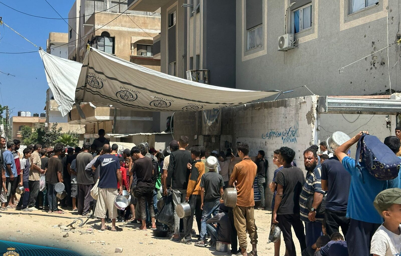 Gaza, persone in fila per cibo. Foto Lpj/SIR