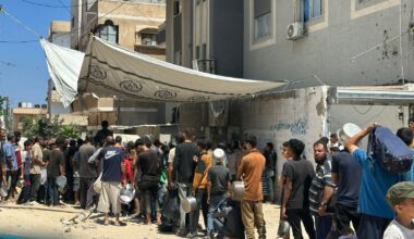Gaza, persone in fila per cibo. Foto Lpj/SIR