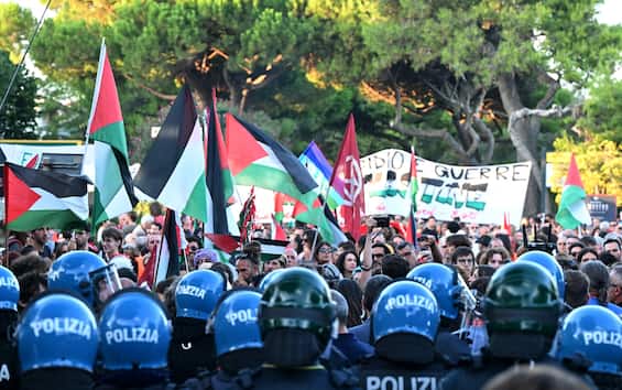 Corteo Pro Pal a Venezia, migliaia di manifestanti per Gaza: sicurezza rafforzata. FOTO - Sky TG24