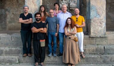 Gli scultori insieme al sindaco Serafino Pischedda e all’architetto Franco Niffoi