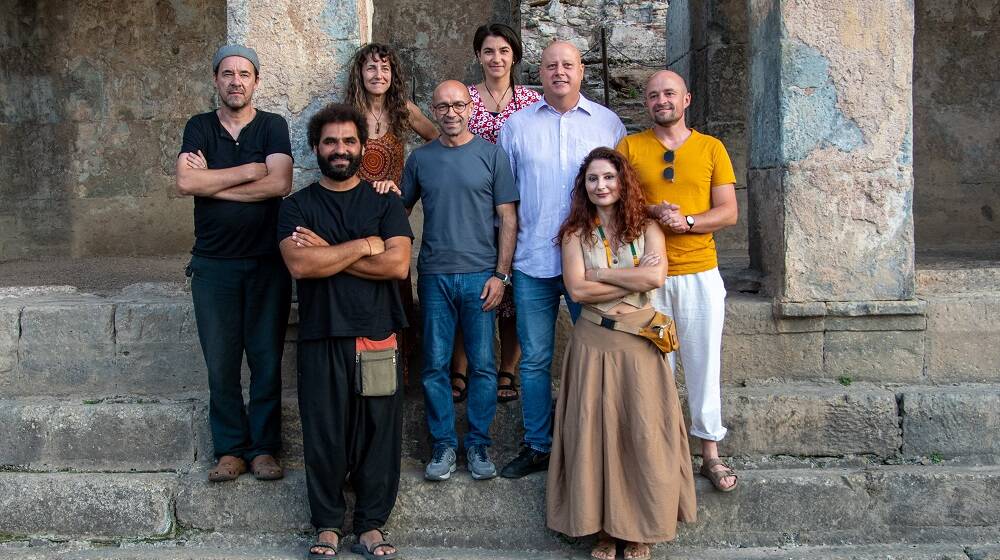 Gli scultori insieme al sindaco Serafino Pischedda e all’architetto Franco Niffoi