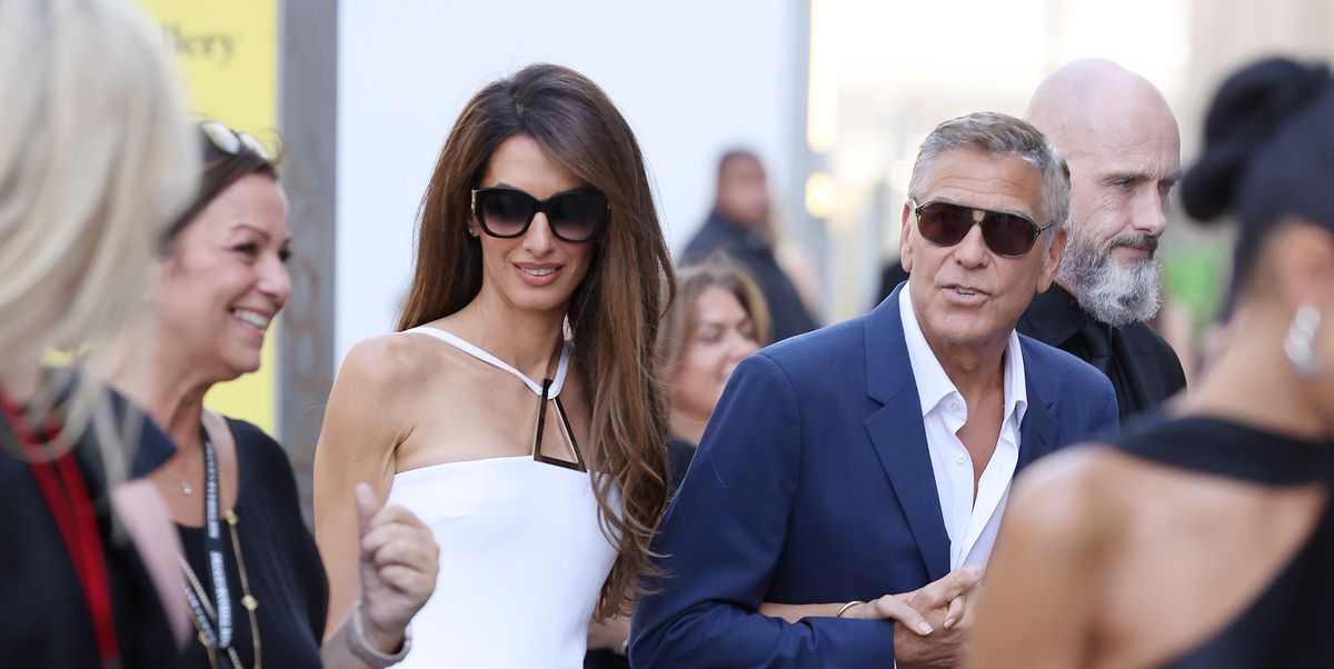 Amal Clooney con un vestito argento con pailettes per una cena in Italia con George