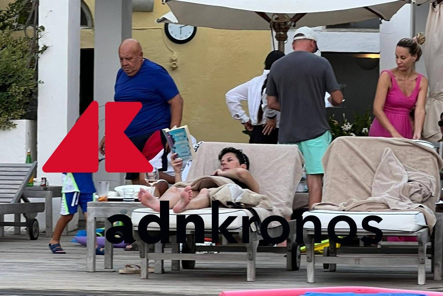 Gigi D'Alessio, ferragosto in relax a bordo piscina: guarda le foto