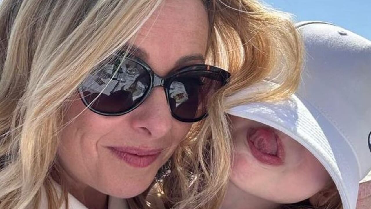 Giorgia Meloni, gli speciali auguri per Ferragosto insieme alla figlia. Spunta il mi piace di Clerici