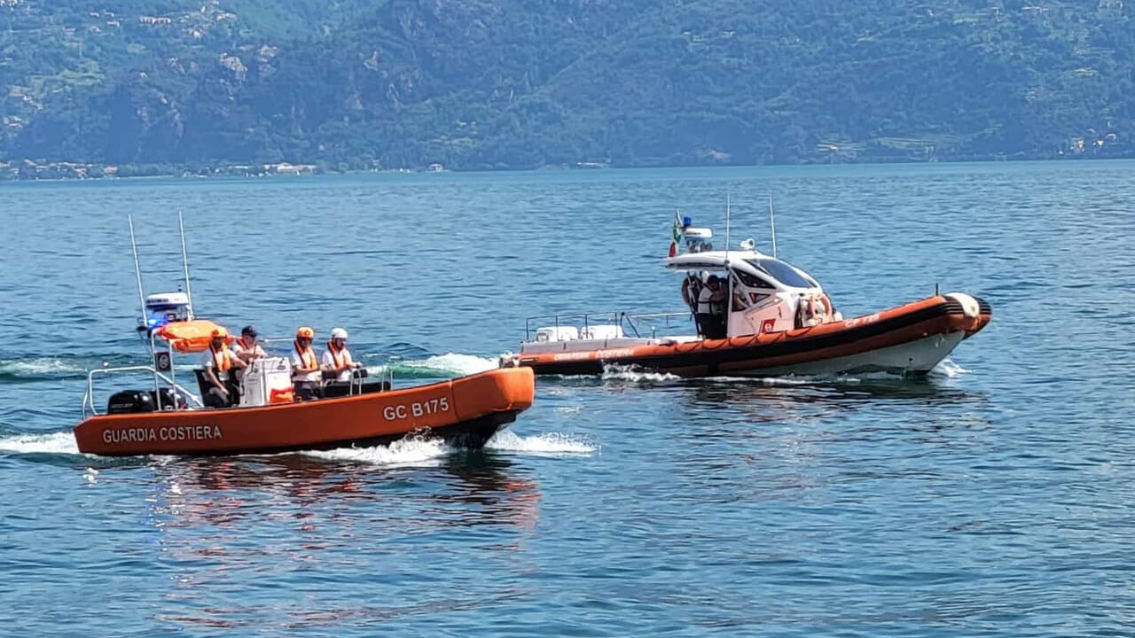 vento e pioggia, gommone capovolto e 19 persone salvate dal naufragio