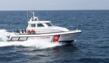 Lampedusa, barca di turisti affonda per il mare mosso: in 15 si salvano nuotando fino a riva