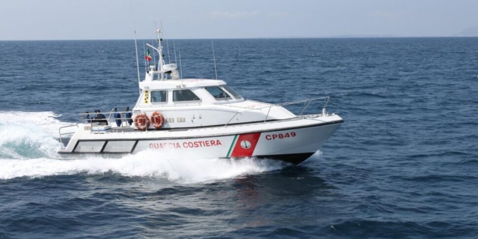 Lampedusa, barca di turisti affonda per il mare mosso: in 15 si salvano nuotando fino a riva