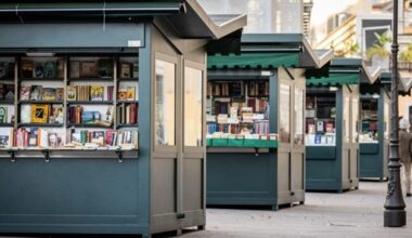 Rigenerazione urbana grazie a dei chioschi di libri. La nuova Via delle Terme di Diocleziano a Roma  