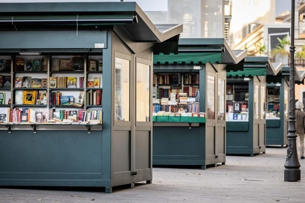 Rigenerazione urbana grazie a dei chioschi di libri. La nuova Via delle Terme di Diocleziano a Roma  