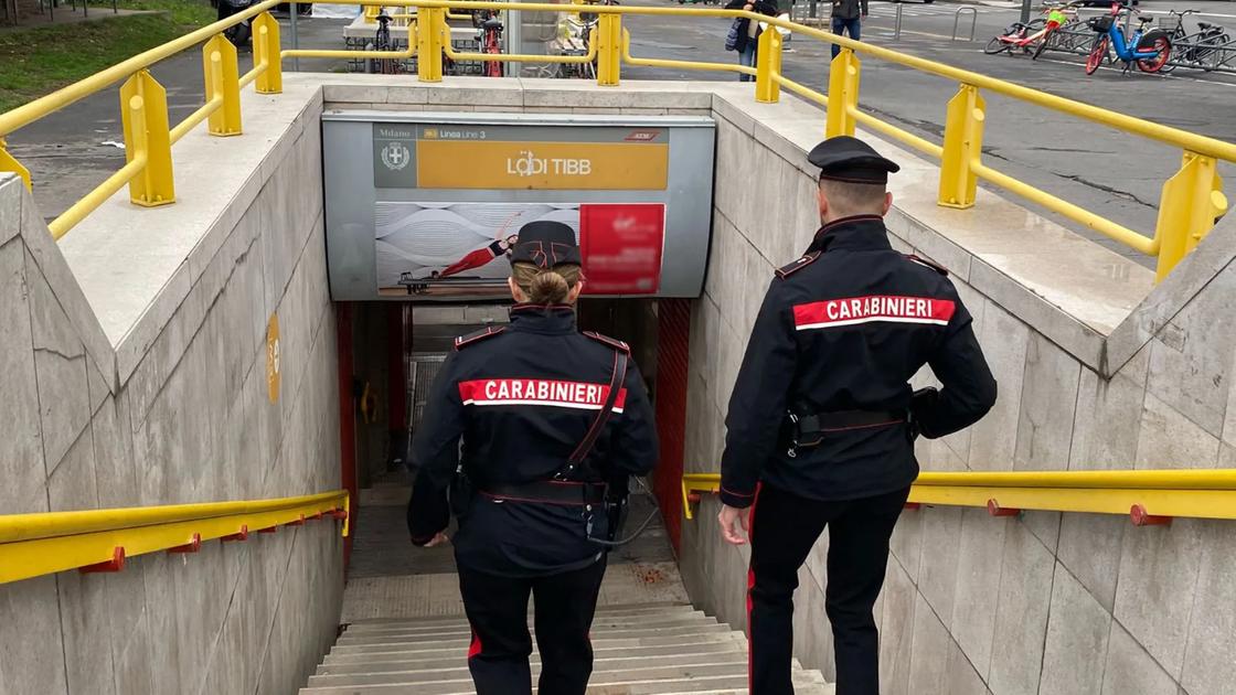 carabiniere assalito dal branco armato di spray vicino alla caserma