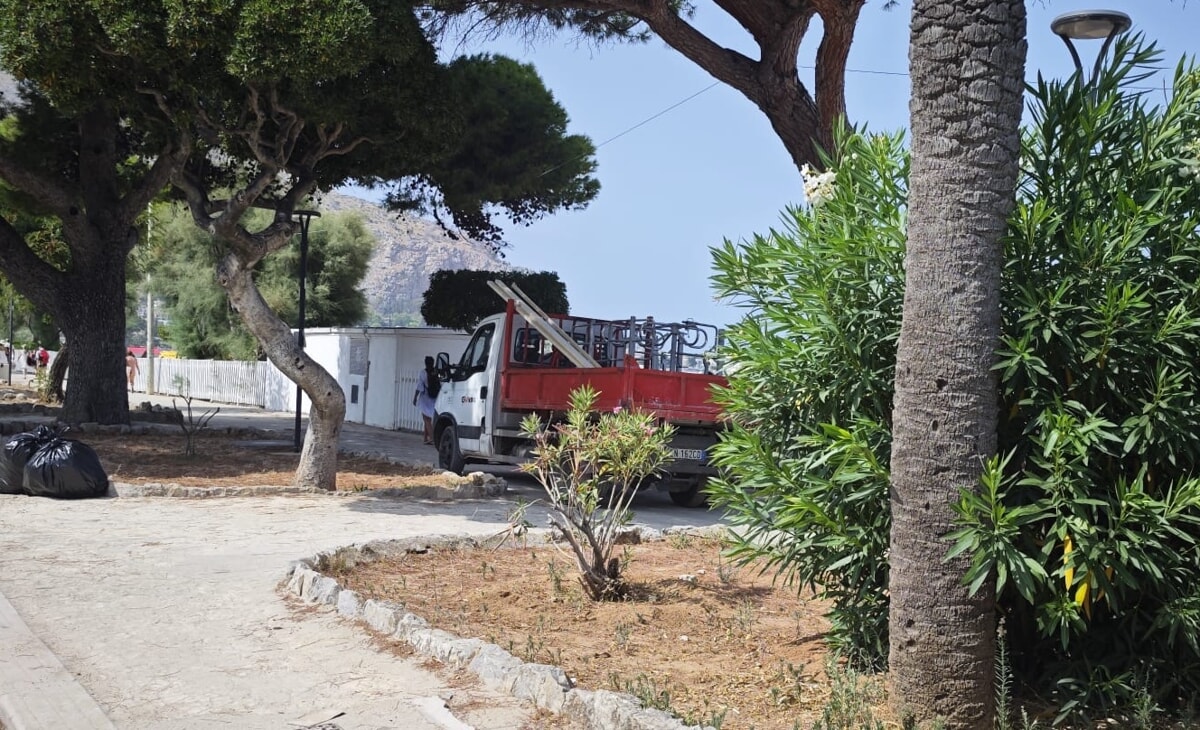 I tornelli rimossi a Mondello
