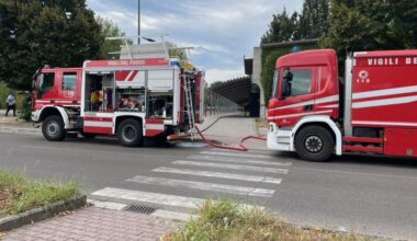 Incendio nella discoteca Viper, colonna di fumo nero. Vigili del fuoco in azione