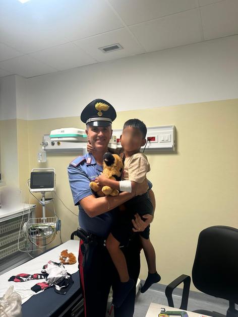Novate, bambino di 6 anni scappa da casa e prende da solo il bus. Investito da un’auto, i genitori lo ritrovano in ospedale a Desio