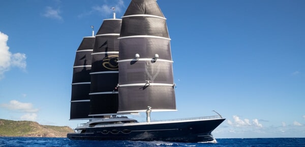 Il Black Pearl a bordo del quale si trova Brad Pitt in vacanza a Palermo