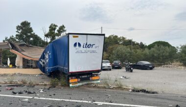 Capalbio, scontro auto-tir: tremendo incidente sull’Aurelia. Un morto e un ferito grave