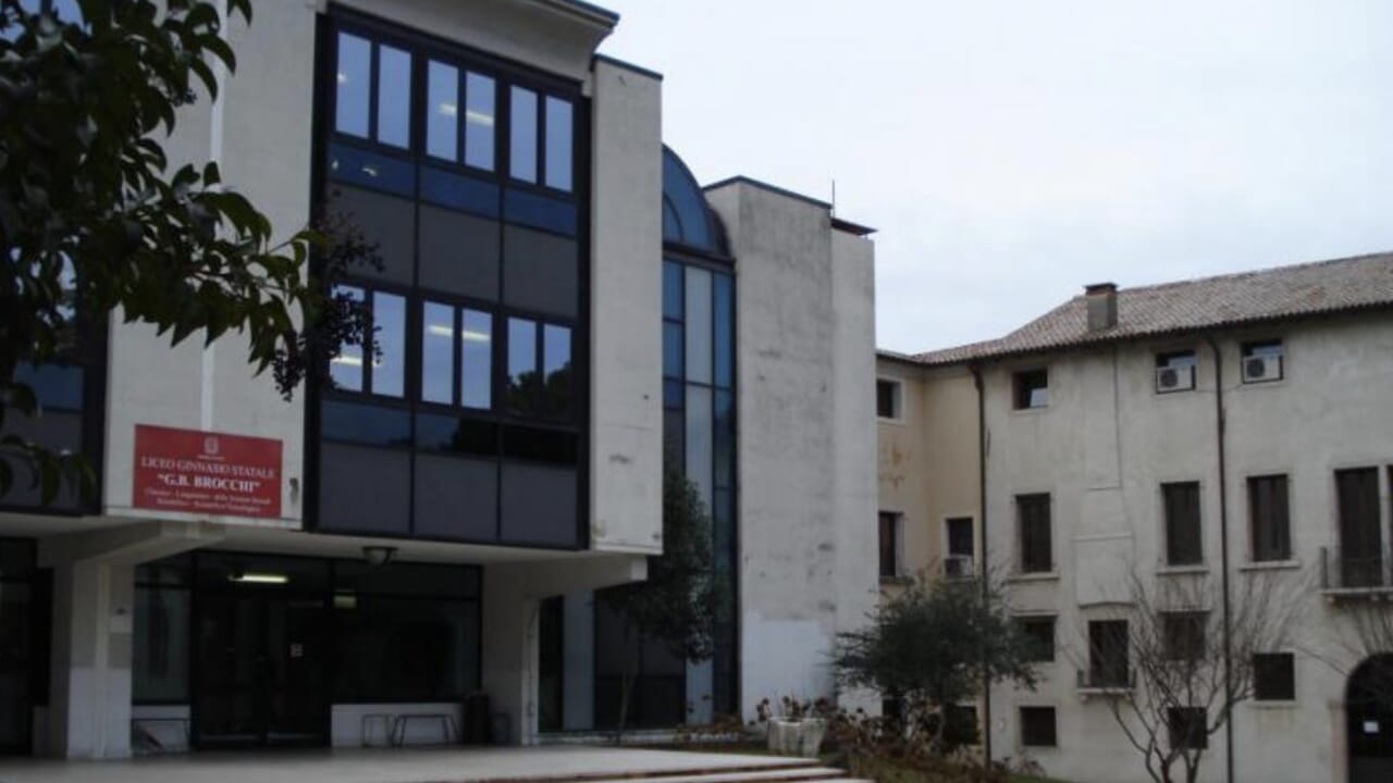 Accoltellato per strada, la vittima è un prof del Brocchi: fermato il presunto aggressore