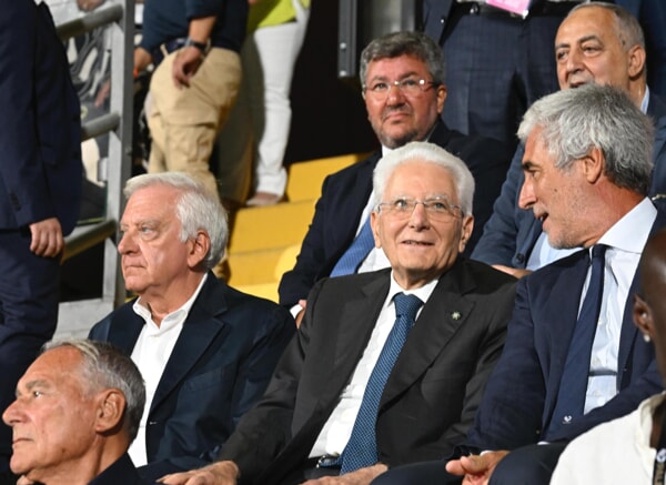 Il presidente Mattarella in tribuna insieme a Dario Mirri