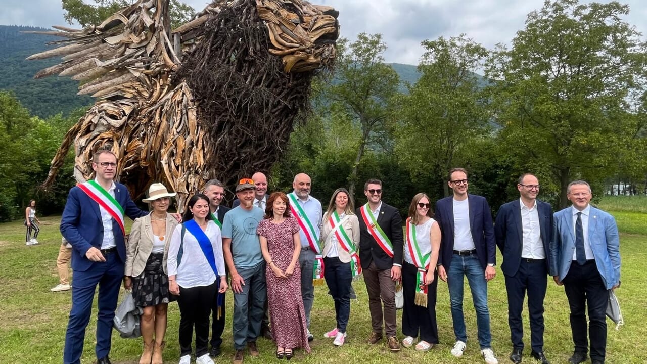 A Tarzo il Leone di legno più grande del mondo, realizzato dall’artista Marco Martalar