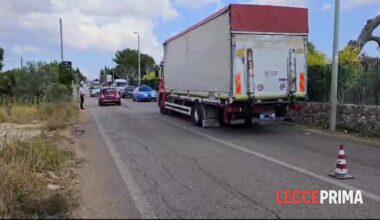 Cede sollevatore mentre si trova sotto il camion e resta schiacciato: muore in ospedale