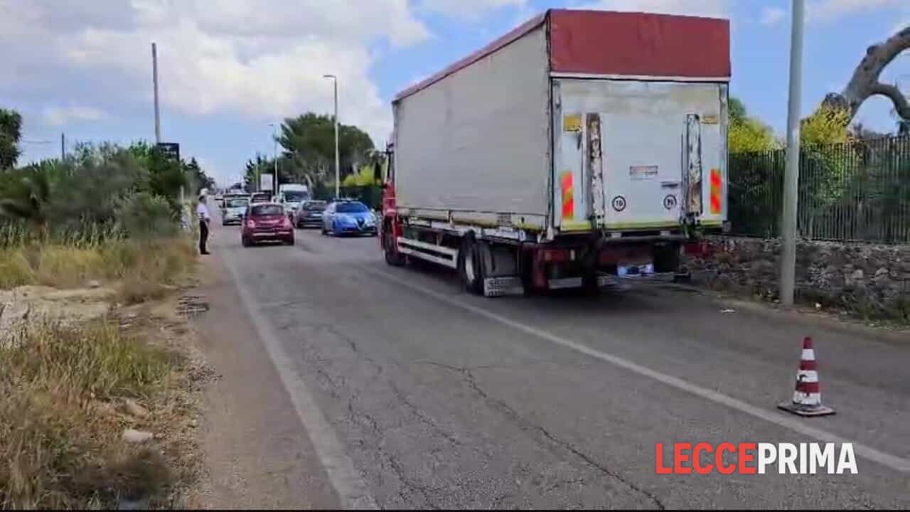 Cede sollevatore mentre si trova sotto il camion e resta schiacciato: muore in ospedale