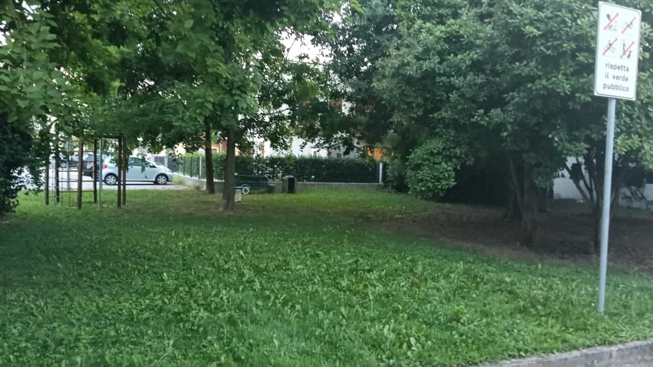 Lite al parco pubblico, ragazza minorenne aggredisce a coltellate l'ex fidanzato