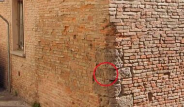 Faenza, svelato l’enigma del volto scolpito sulla pietra. Altri misteri per le strade di Faenza