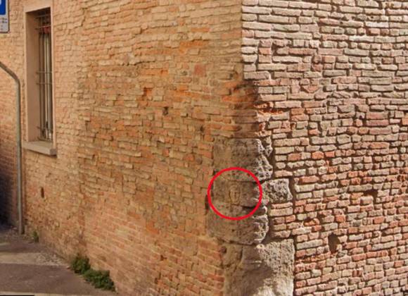 Faenza, svelato l’enigma del volto scolpito sulla pietra. Altri misteri per le strade di Faenza