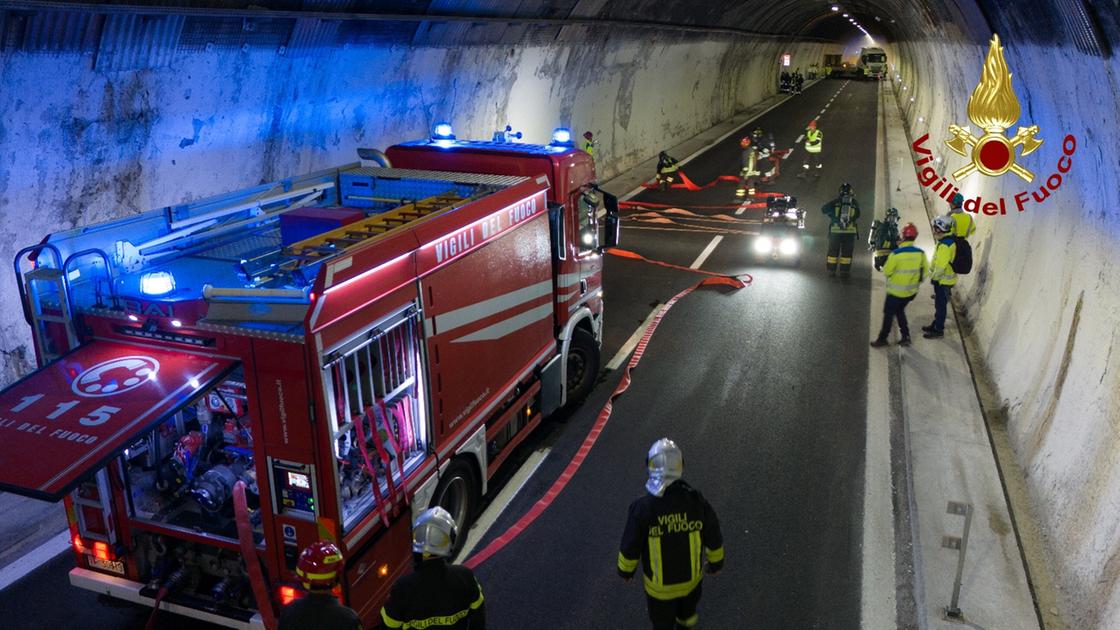 Camion in fiamme in galleria, chiuso per ore un tratto della Direttissima. Ancora guai sull’A1