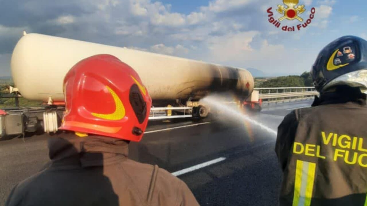 Incendio autostrada A1 chiusa oggi 11 agosto 2025
