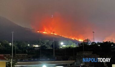 Fiamme alte sul Vesuvio e nube di fumo, aria irrespirabile per i residenti