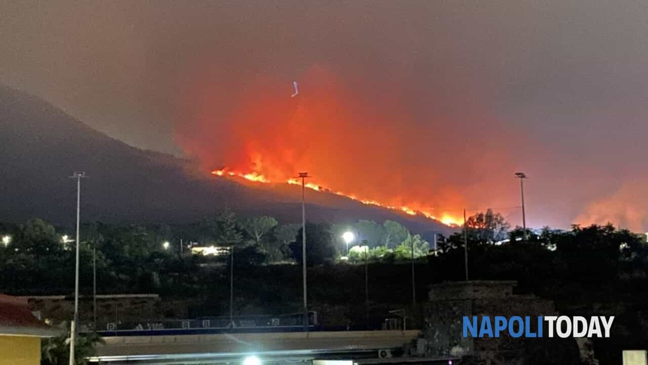 Fiamme alte sul Vesuvio e nube di fumo, aria irrespirabile per i residenti