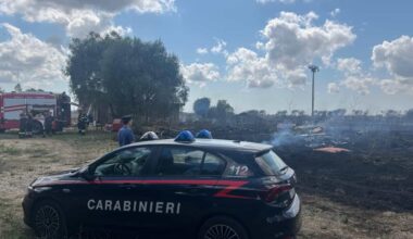 a fuoco rifiuti e sterpaglie. Evacuati otto appartamenti