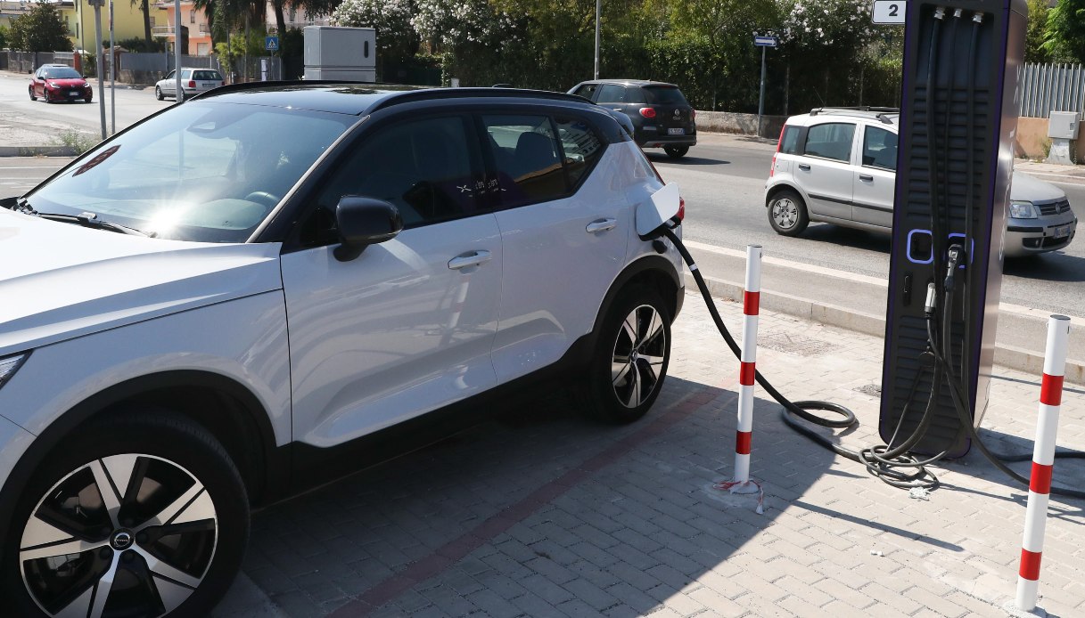 Incentivi auto elettrica 2025, fino a 11mila euro con rottamazione