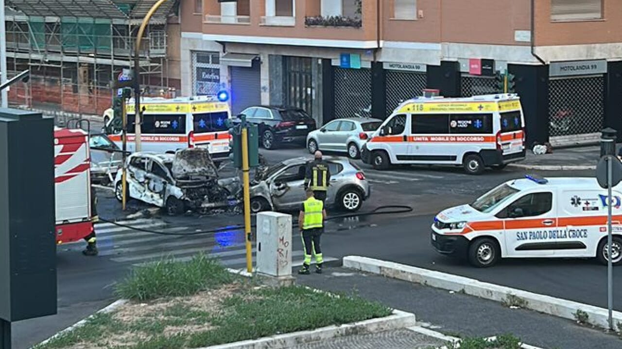 due auto si scontrano e poi prendono fuoco (video)