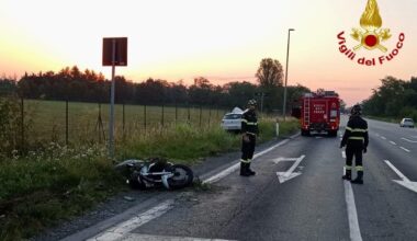 schianto al semaforo in via Lainate oggi 11 agosto