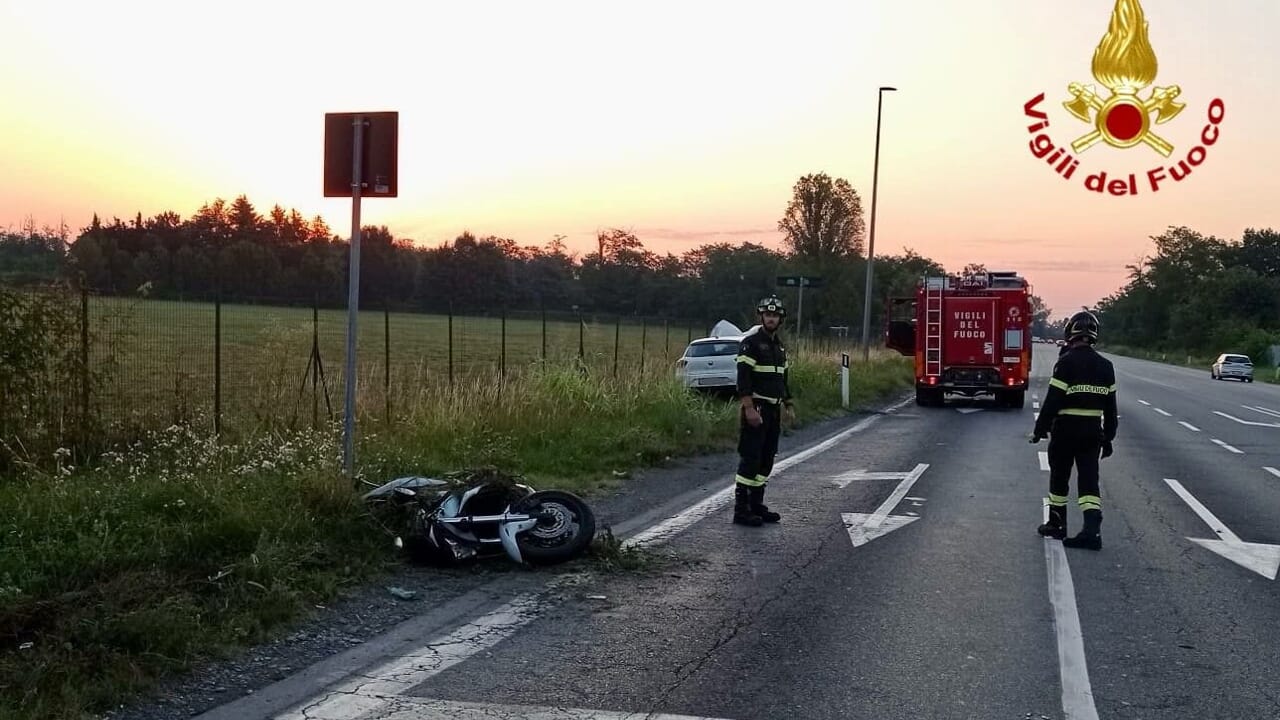 schianto al semaforo in via Lainate oggi 11 agosto