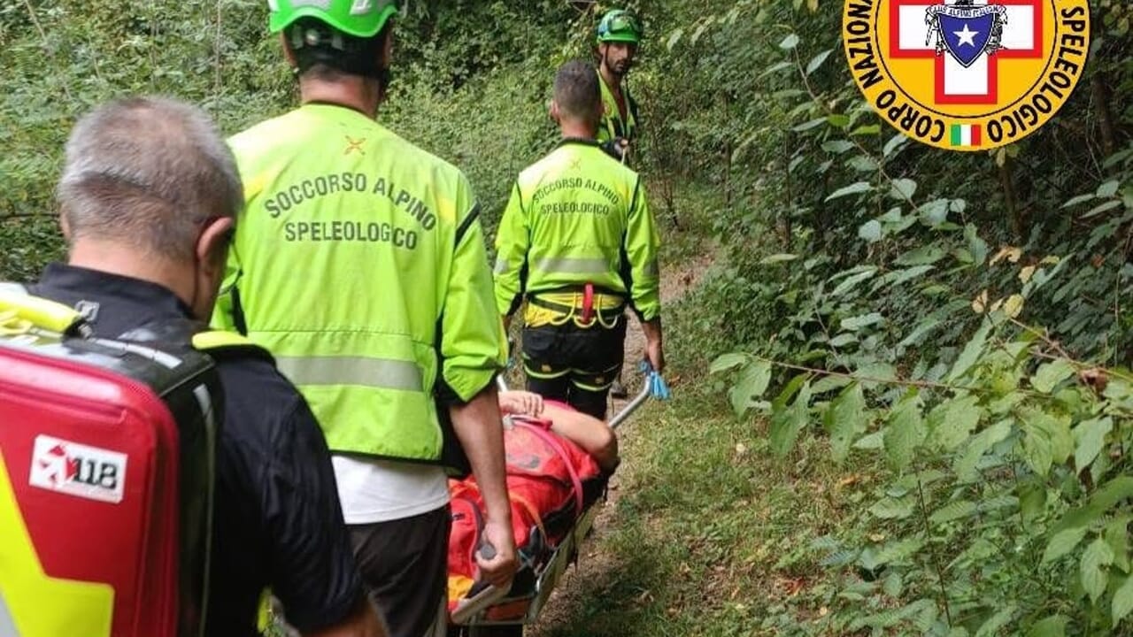 Vigilia di Ferragosto al torrente, cade e riporta un trauma a una gamba: incidente per una 30enne