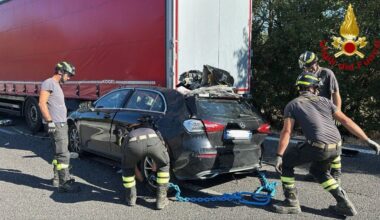 Ancora un incidente tra auto e camion: c'è un ferito grave