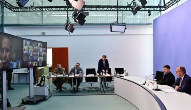 Videocall tra Usa, Ucraina e Ue. Trump: "Se l'incontro con Putin va bene, subito un altro anche con Zelensky. Gravi conseguenze se Mosca non ferma la guerra"