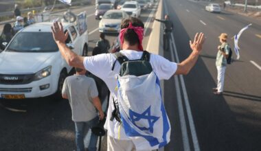 Un momento delle proteste di domenica in Israele: in piazza e per le strade è sceso un cittadino ebreo su quattro