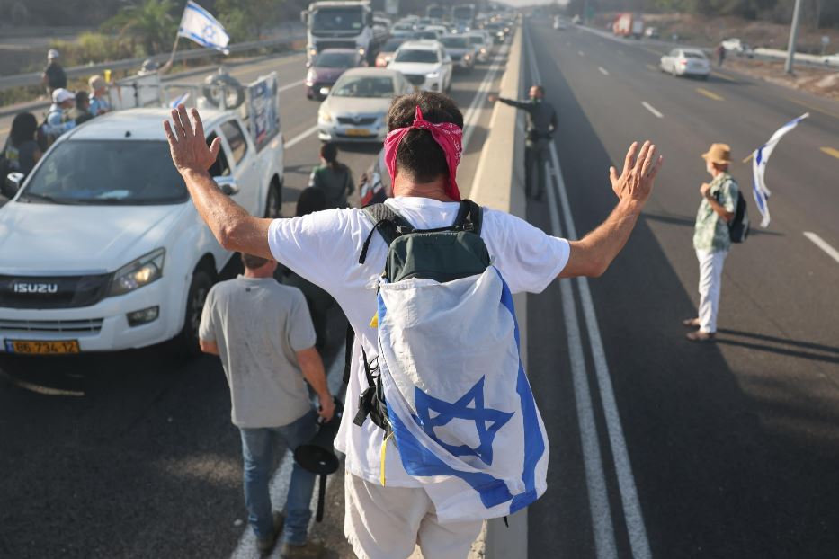 Un momento delle proteste di domenica in Israele: in piazza e per le strade è sceso un cittadino ebreo su quattro