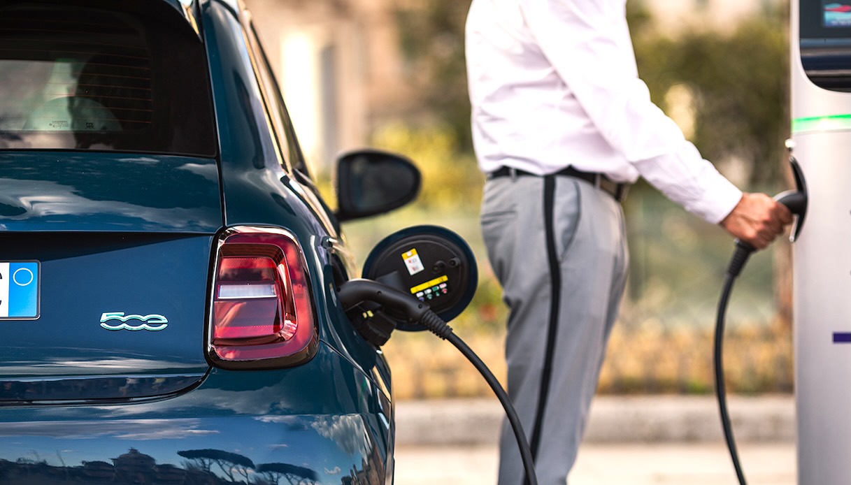 Auto elettriche, a che punto siamo in Italia: i dati Eurostat