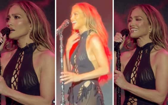 Jennifer Lopez e il grillo che le è saltato addosso sul palco di Almaty. VIDEO I Sky TG24