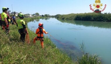 Jesolo, auto finisce nel fiume: grave bimbo di 5 anni rimasto intrappolato sul seggiolino