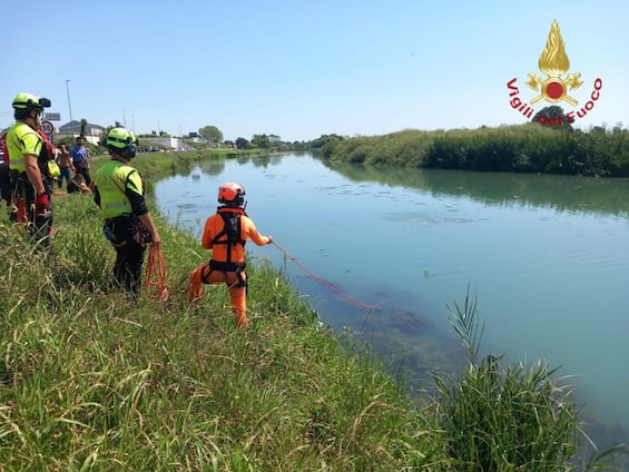 Jesolo, auto finisce nel fiume: grave bimbo di 5 anni rimasto intrappolato sul seggiolino