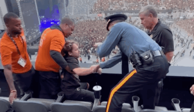 fan espulso dal concerto per atti osceni