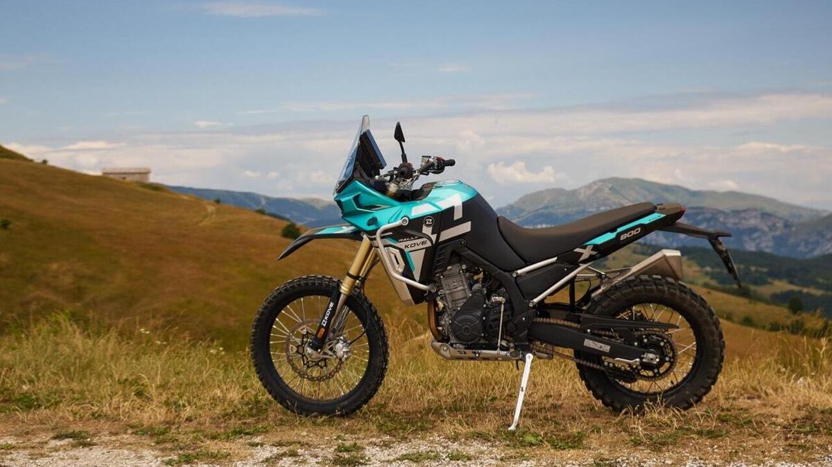 Kove 800X Rally: il nostro PREMIUM test approfondito tra sterratoni veloci e mulattiere toste. Promossa o bocciata? [VIDEO]