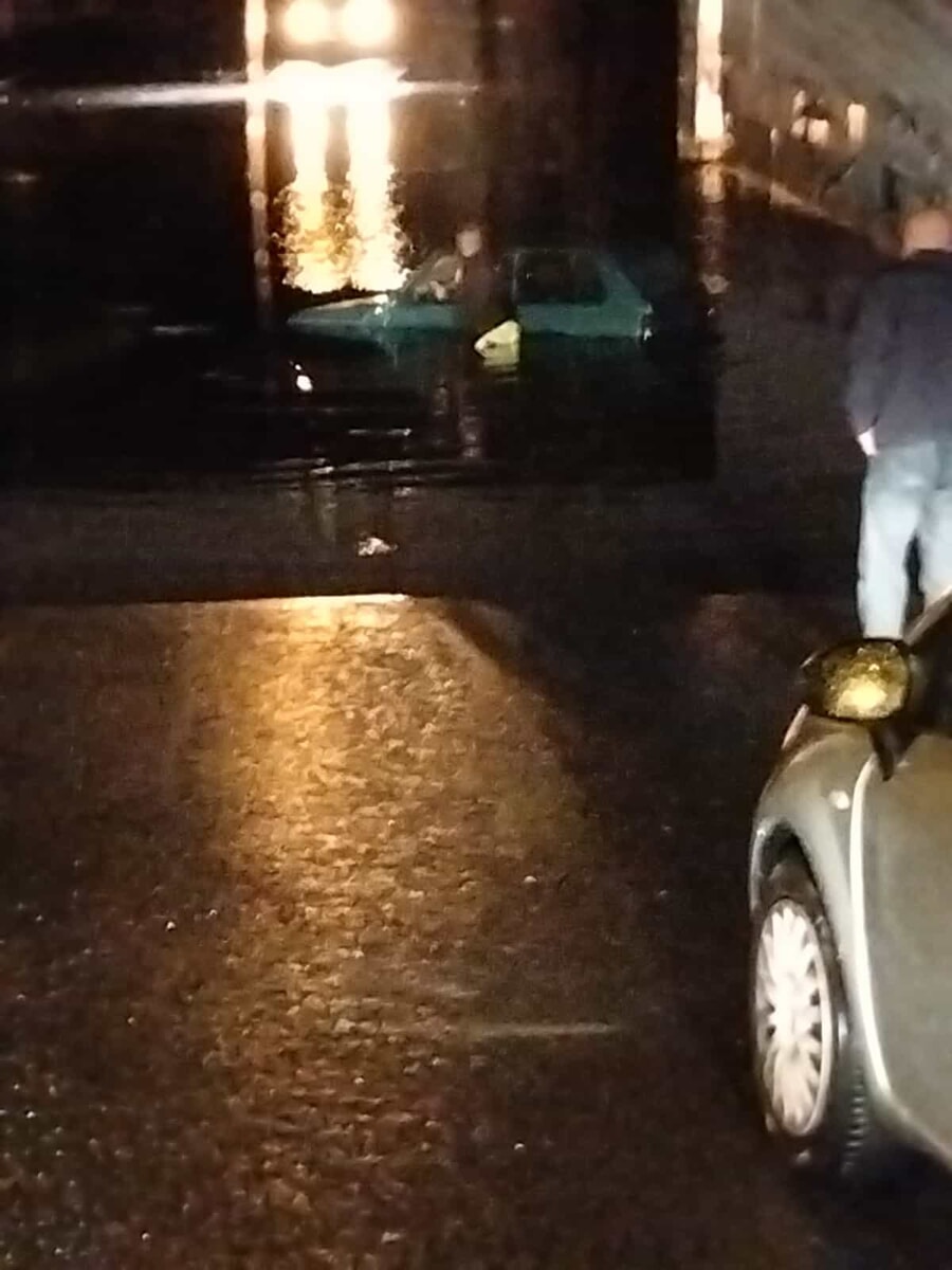 L'automobilista bloccato nel sottopasso di via della Pace a Valmontone