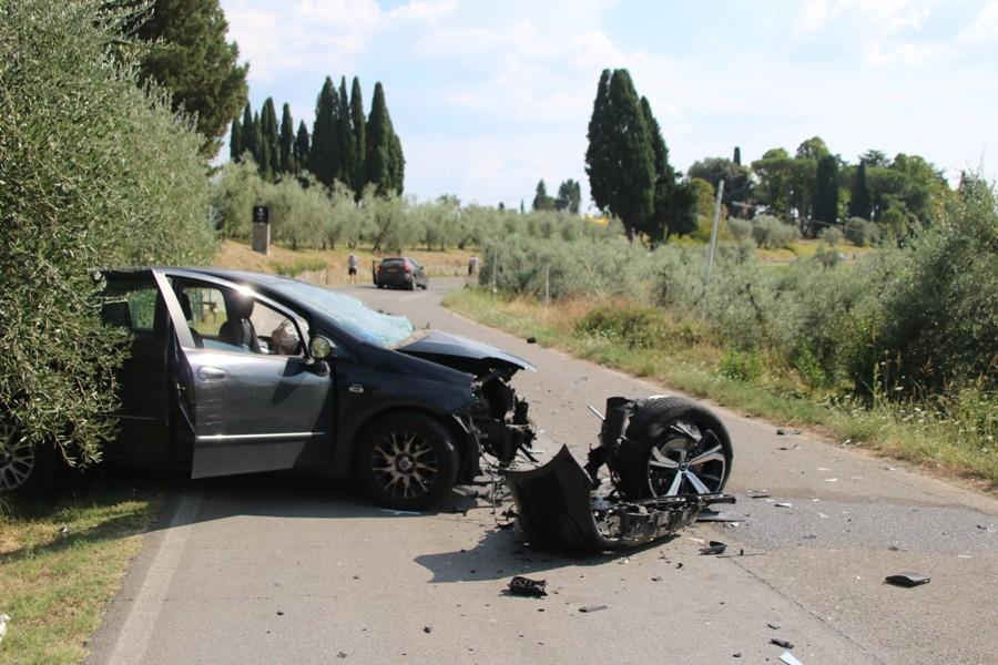 Pauroso schianto tra auto a San Casciano con sei feriti. Intera famiglia di turisti in ospedale, anche due bambine